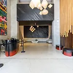 Cozy Downtown Pad- Luxe Rooftop Pool Gym And More