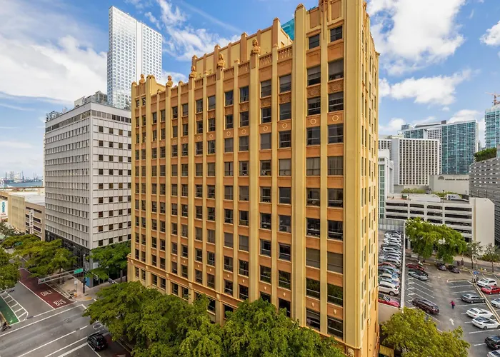 Cozy Downtown Pad- Luxe Rooftop Pool Gym And More