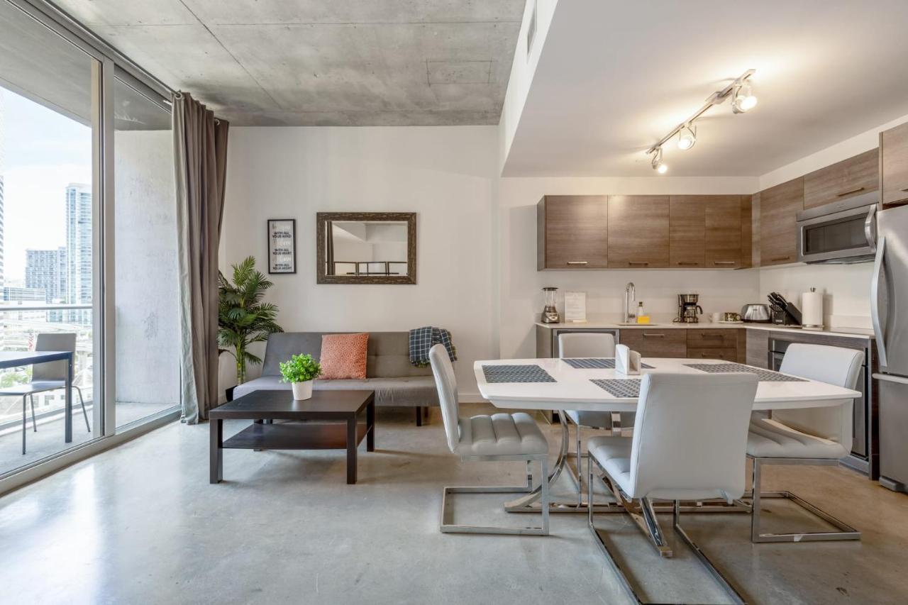 Cozy Downtown Pad- Luxe Rooftop Pool Gym And Appartement