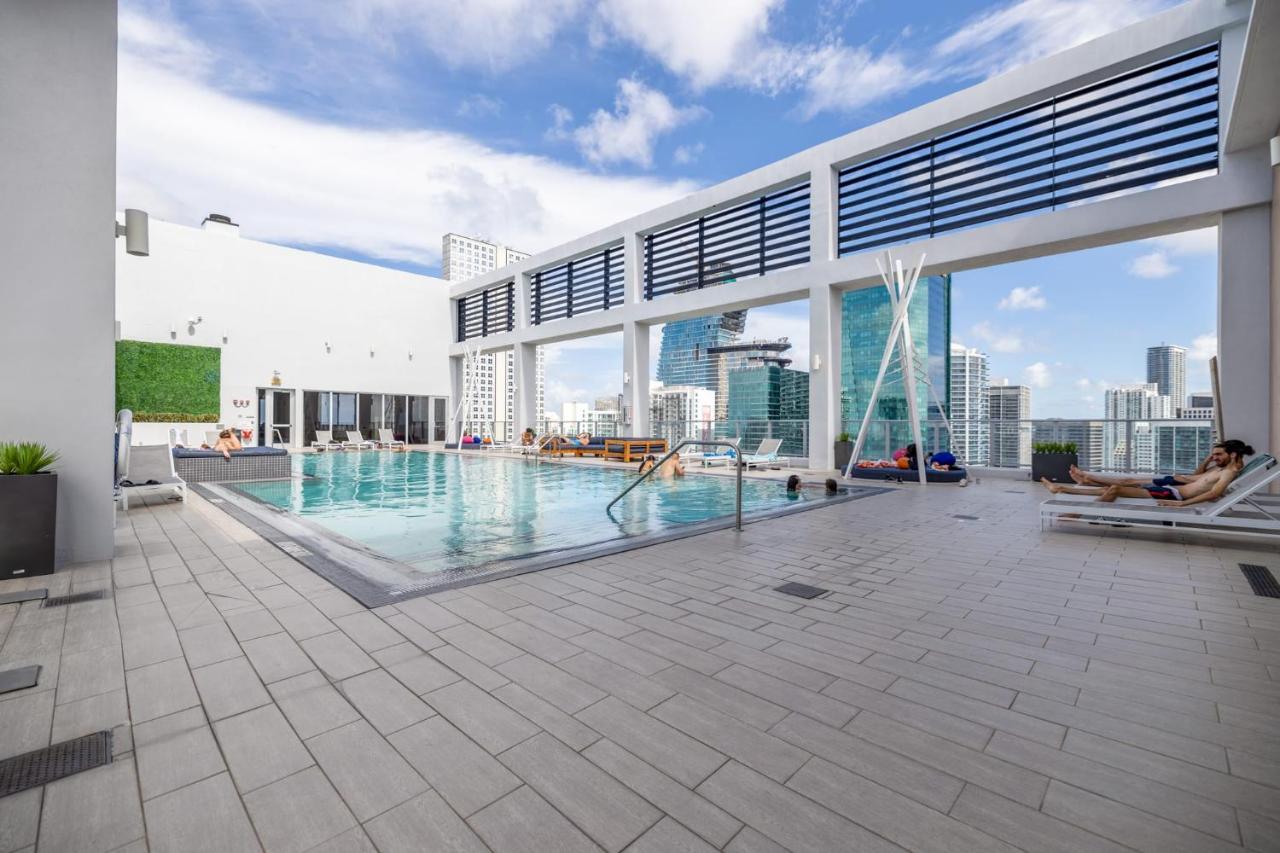 Cozy Downtown Pad- Luxe Rooftop Pool Gym And