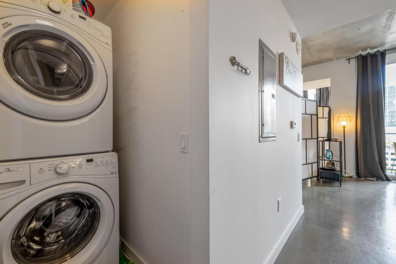 Cozy Downtown Pad- Luxe Rooftop Pool Gym And Appartement