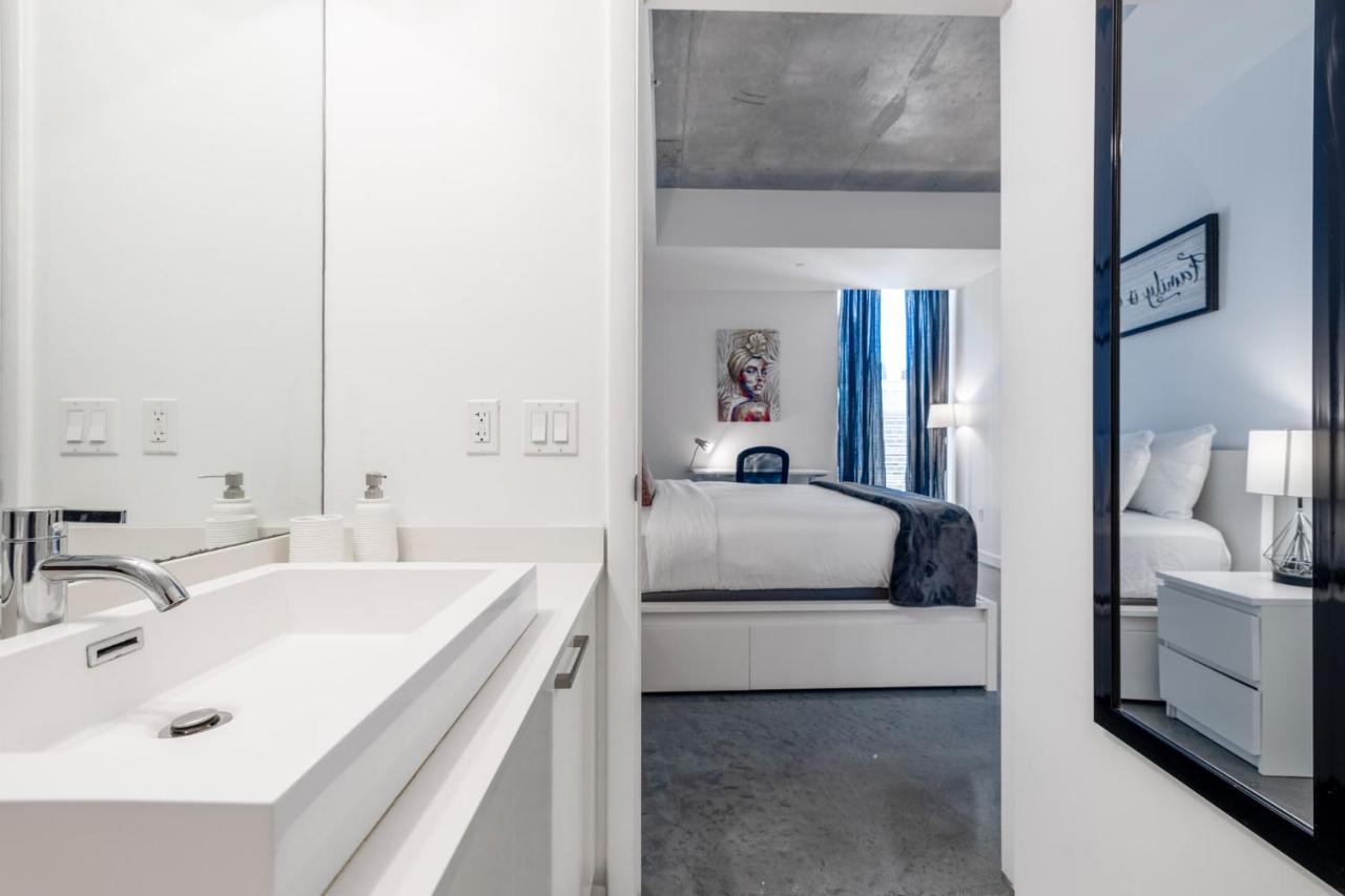 Cozy Downtown Pad- Luxe Rooftop Pool Gym And